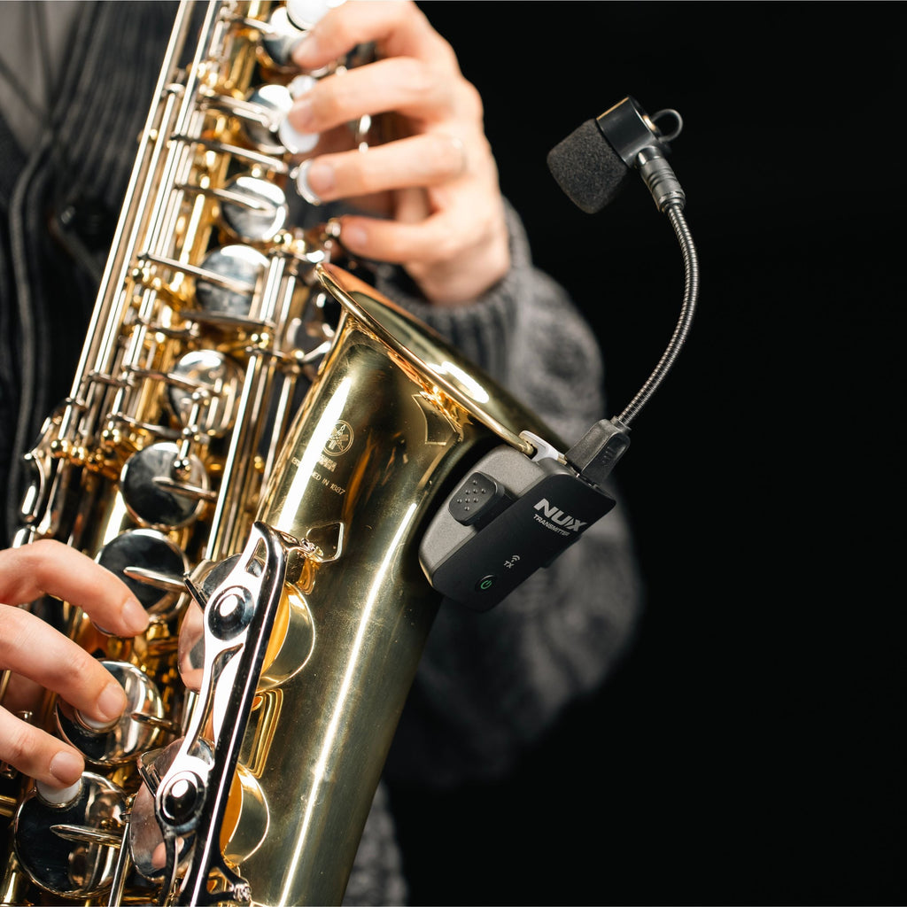 Saxofonist speelt met de NUX B-6 Pro zender op de beker van de saxofoon