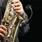 Saxofonist speelt met de NUX B-6 Pro zender op de beker van de saxofoon