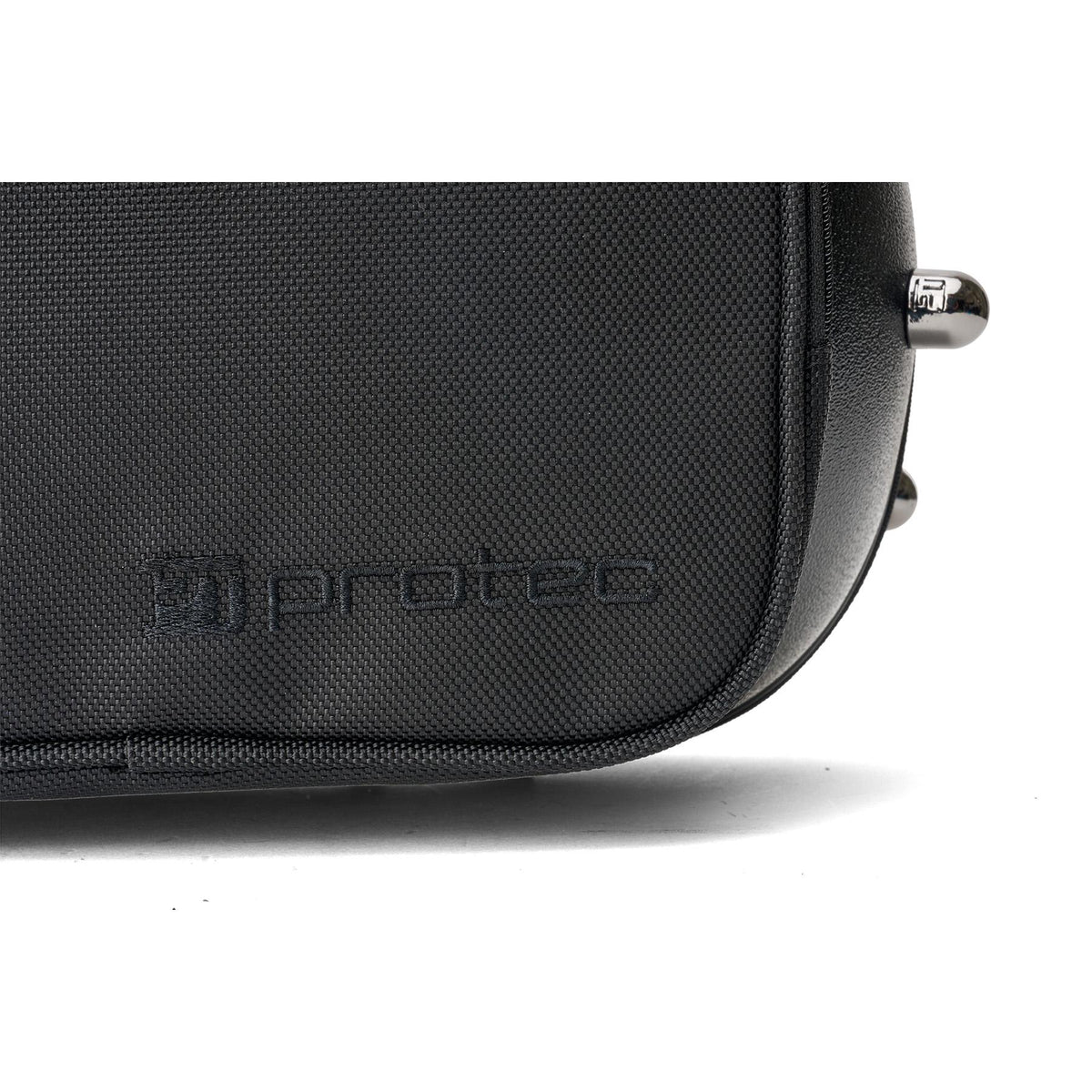 Detail van het opbergvak met Protec logo