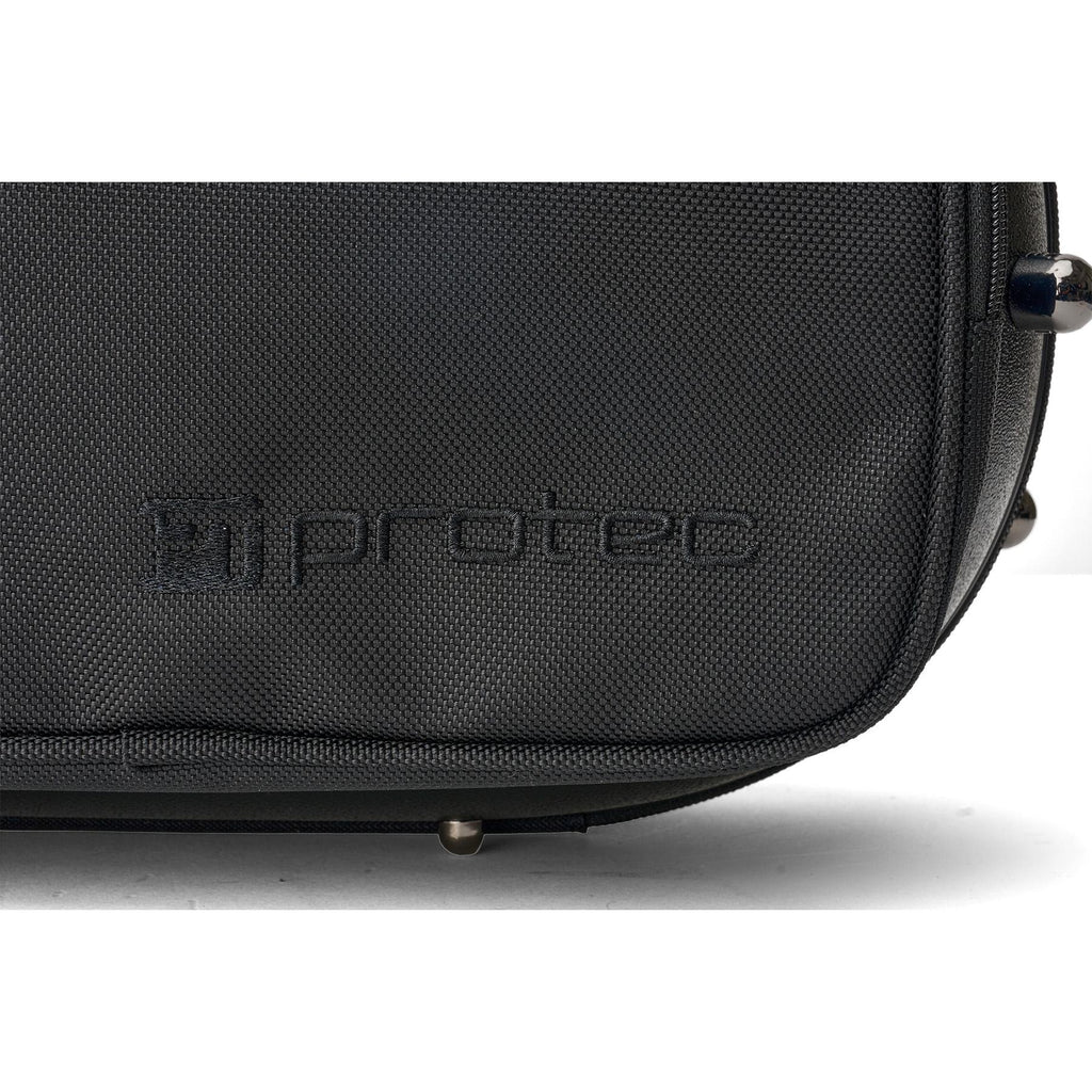 Detail van het opbergvak met Protec logo