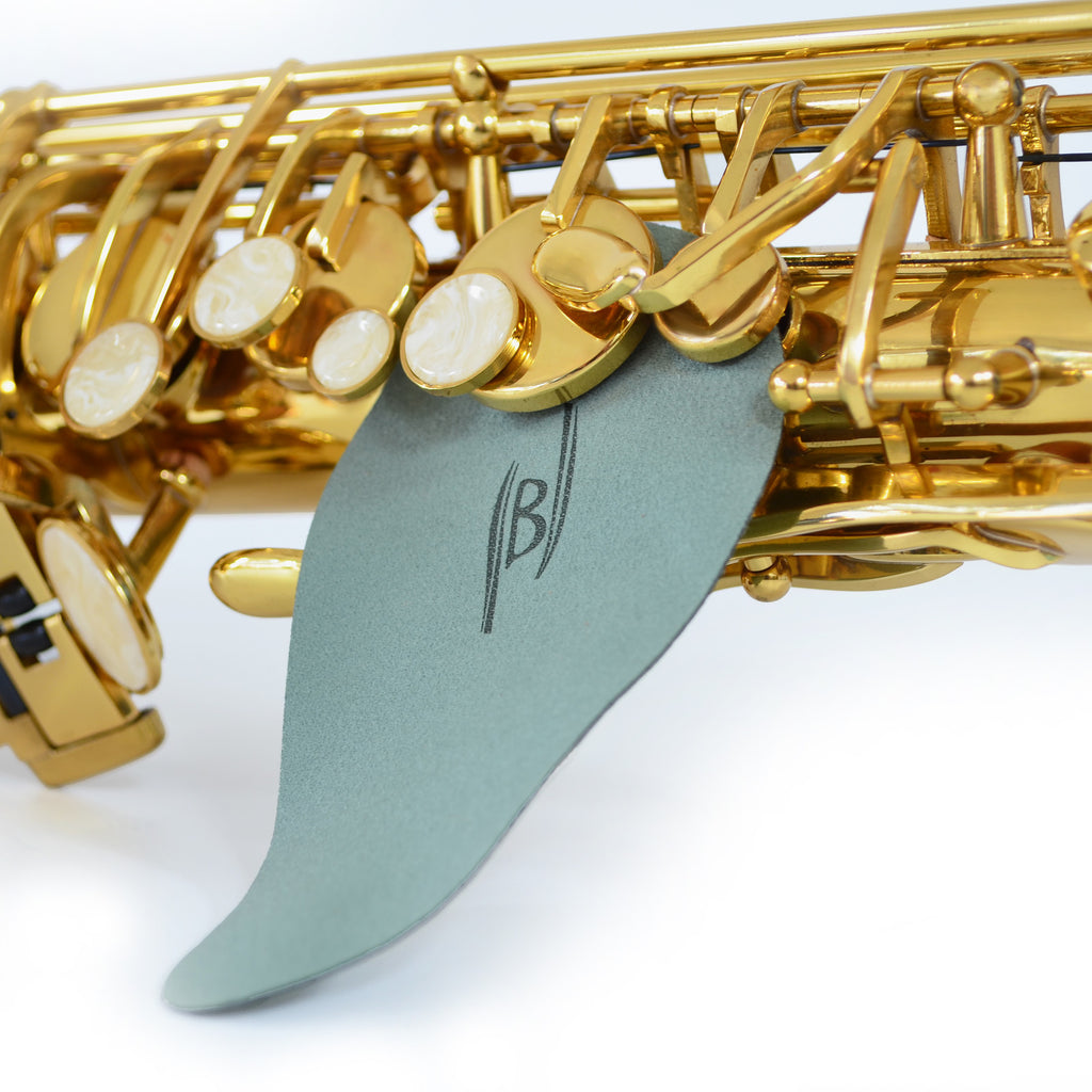 Bambú polsterdroger onder een klep van een saxofoon