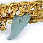 Bambú polsterdroger onder een klep van een saxofoon