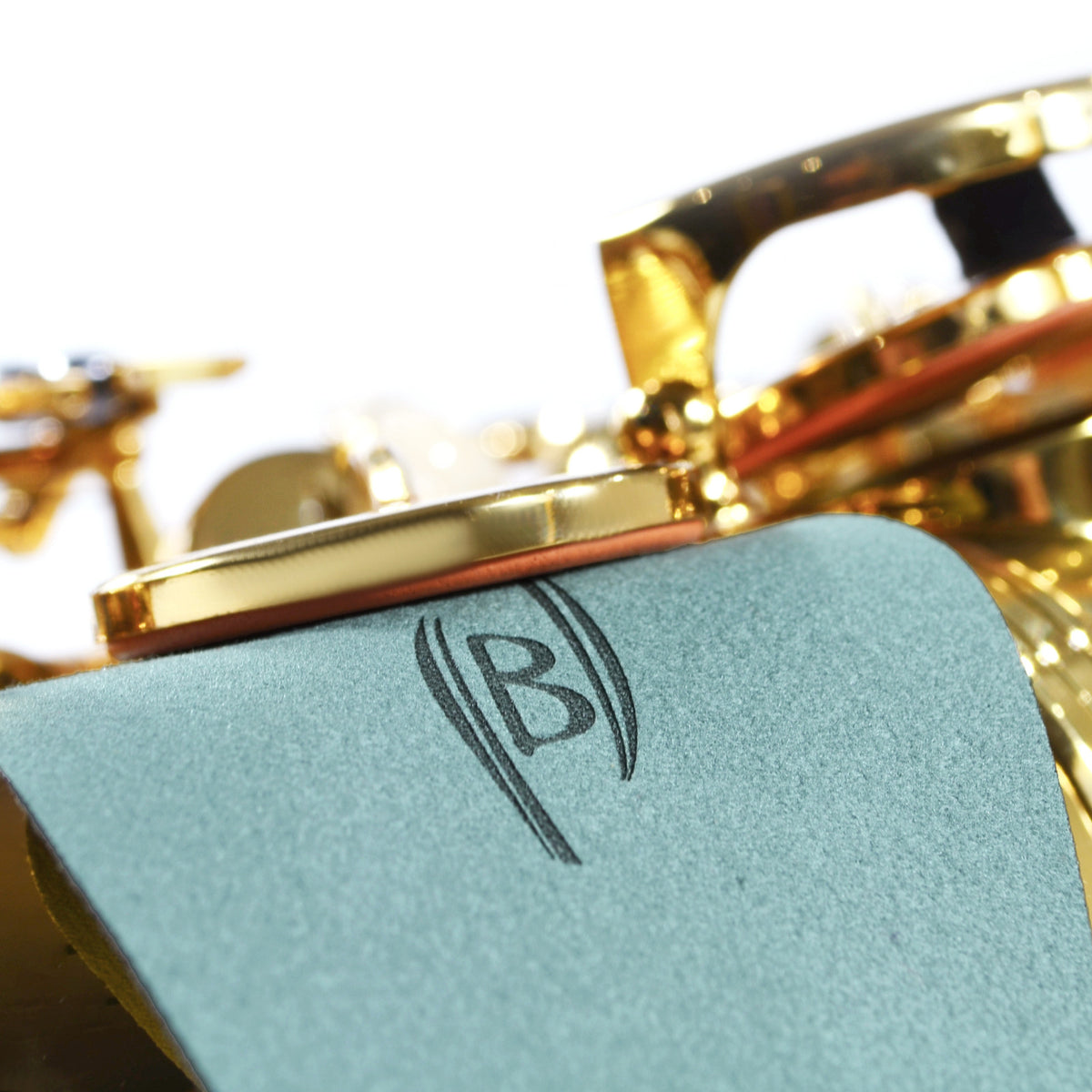 Detail van de Bambú polsterdroger op een saxofoon