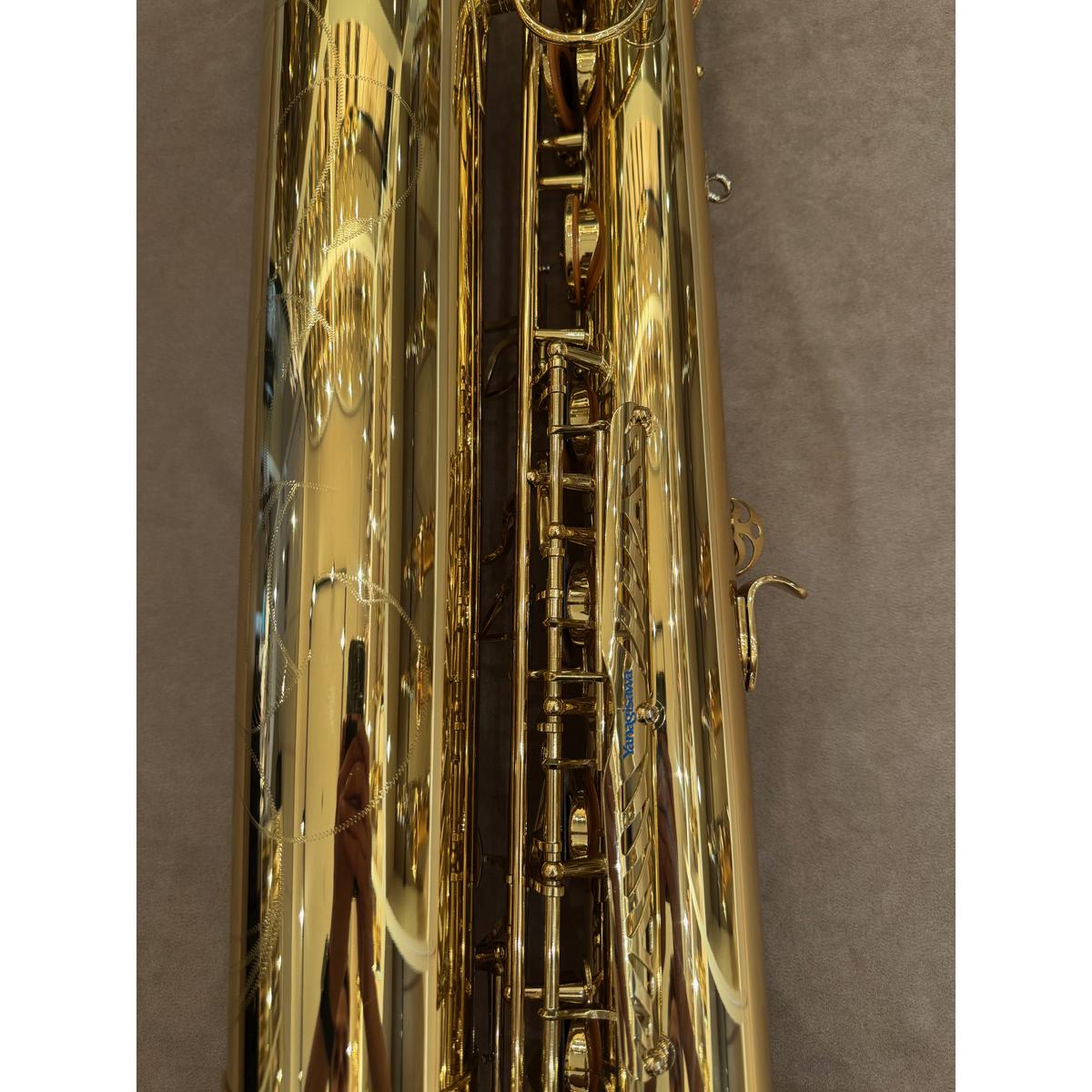 Yanagisawa B-WO1 baritonsaxofoon 417867 body en gravure